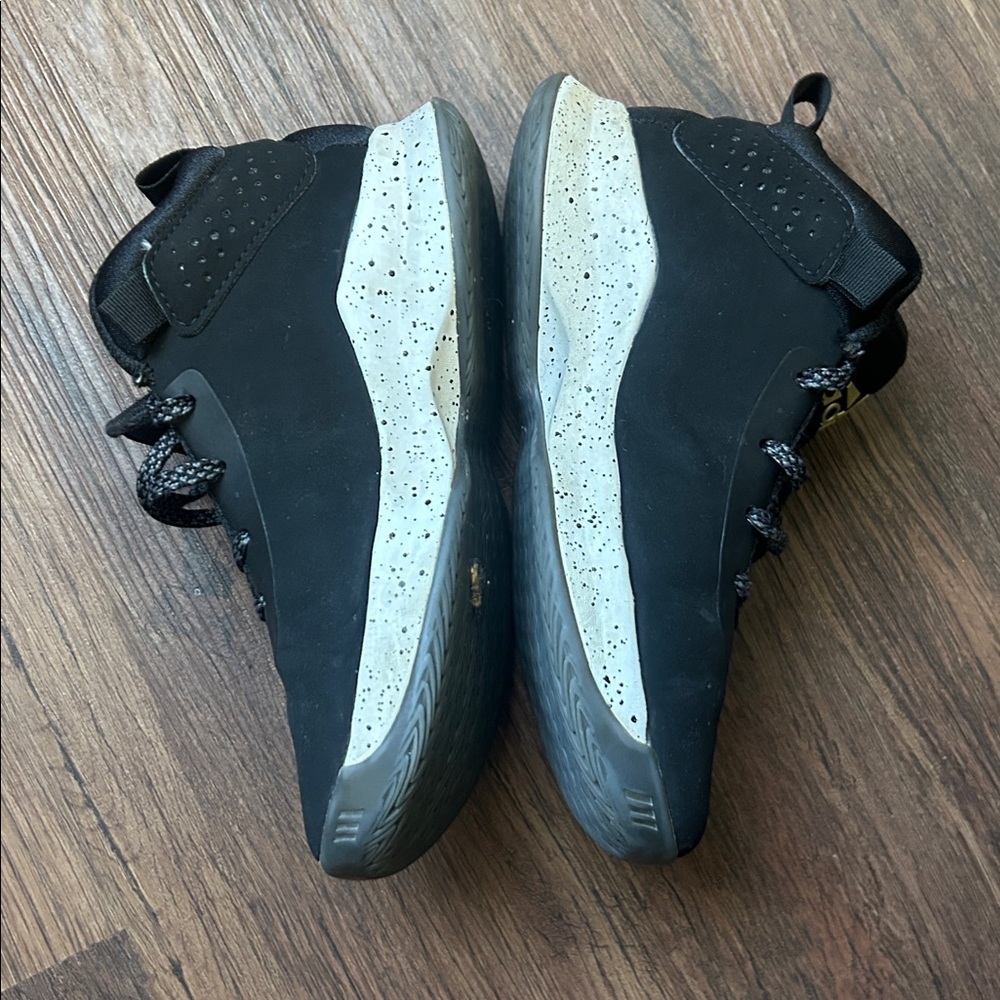 Adidas Kids Cross 'Em Up 5 Wide basketball shoes Black/Gold/White, size 12.5K - Picture 6 of 7